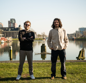 foto van 2 mannen naast elkaar in de buitenlucht